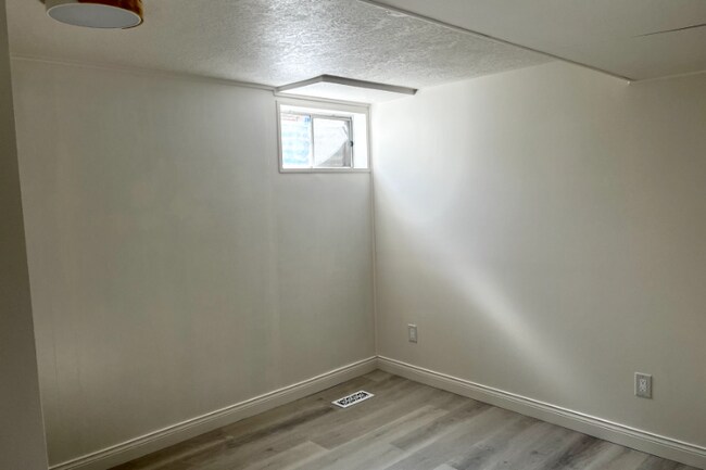 Building Photo - 1075 S 1200 E