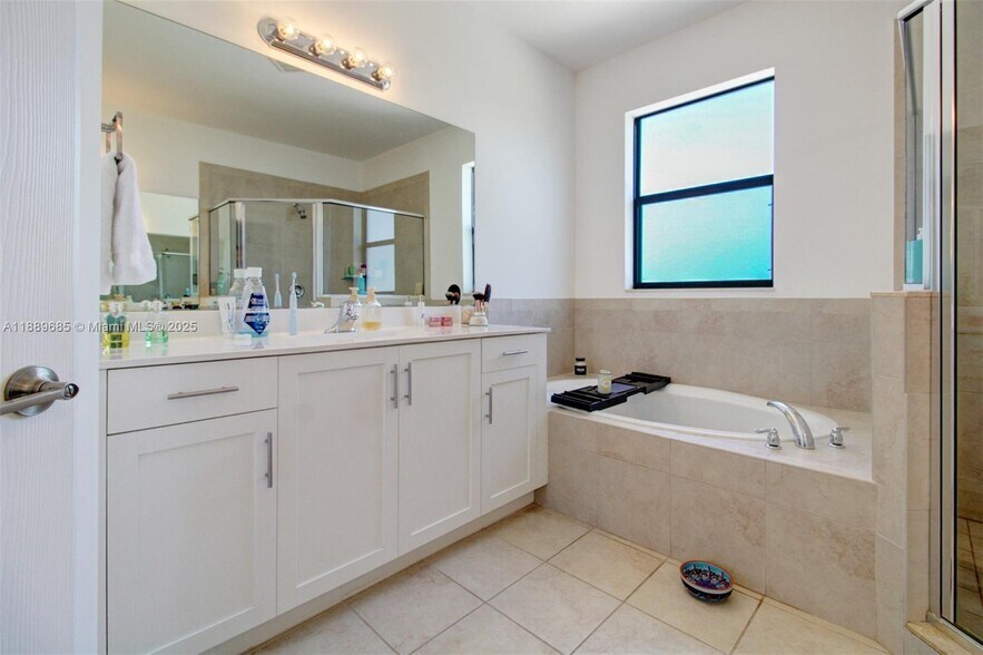 Building Photo - 21016 NE 2nd Ct