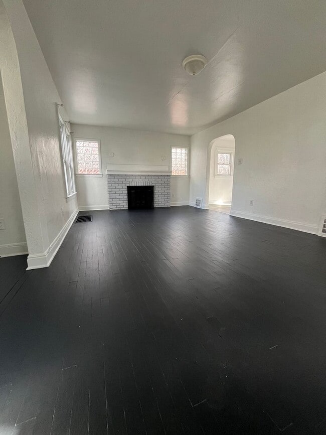 Building Photo - Three Bedroom Single Family House