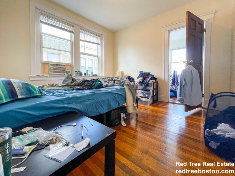 Building Photo - 244 Kelton St