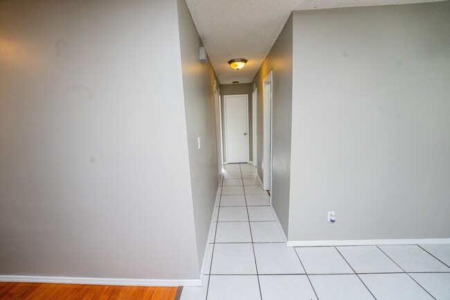 Building Photo - 150 Lady Susan Ct