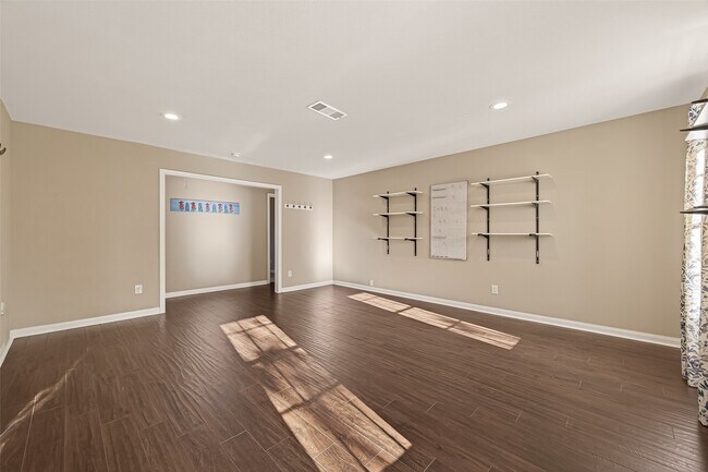 Building Photo - 101 Royal Ct