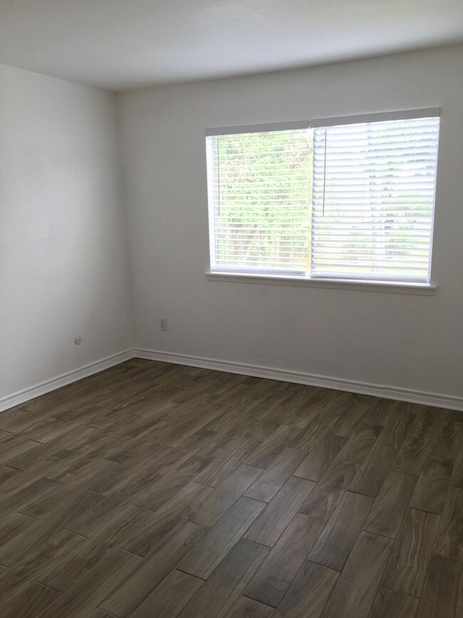 Building Photo - 2 Bedroom 2.5 Bath two story townhome
