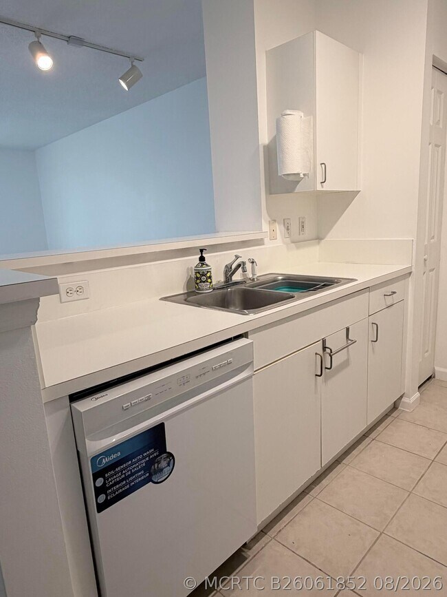Building Photo - 630 S Sapodilla Ave
