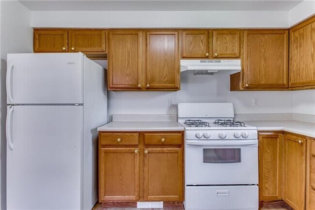 Building Photo - Beautiful 3 Bed / 1.5 Bath with Garage and Large Yard - Available May!!