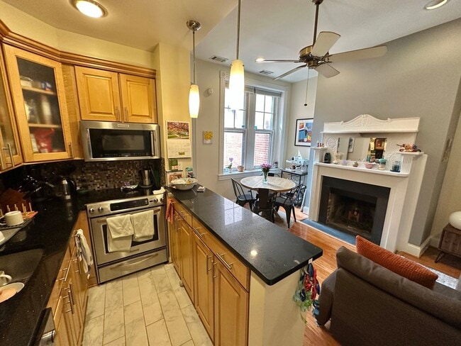 Building Photo - Dupont's Tree Lined Church Street 2 bedroom/1Bath Condo with Deck and Parking!