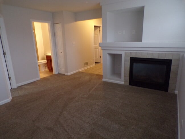 Building Photo - 583 S Parkside Dr