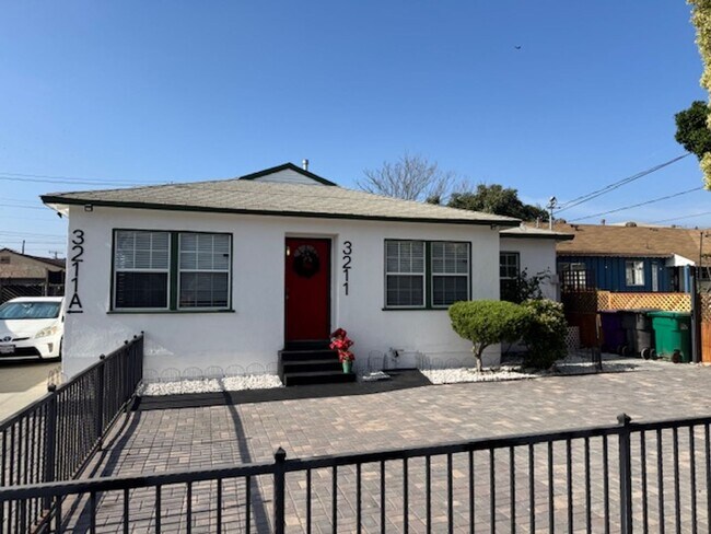 Building Photo - Beautiful 3 bedroom 2 bath HOME... no expenses spared!  Washer/Dryer... A/C Splitters... on a sle...