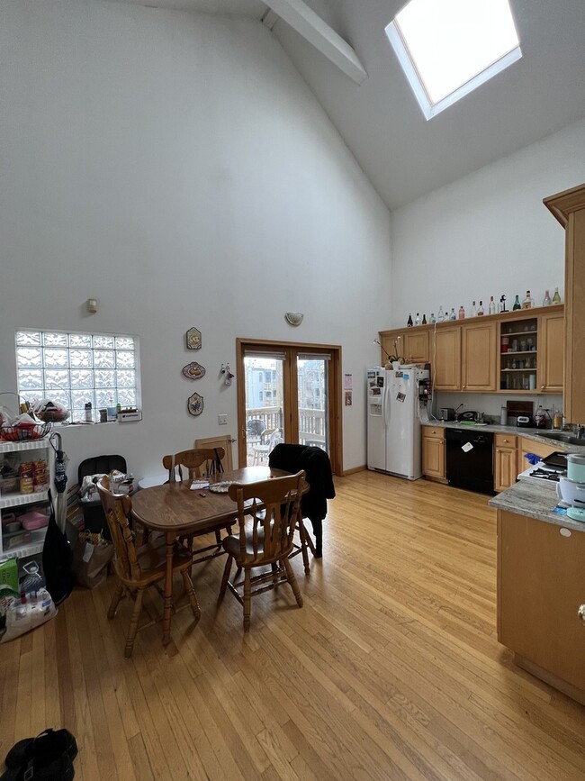 Building Photo - 4101 N Kenmore Ave