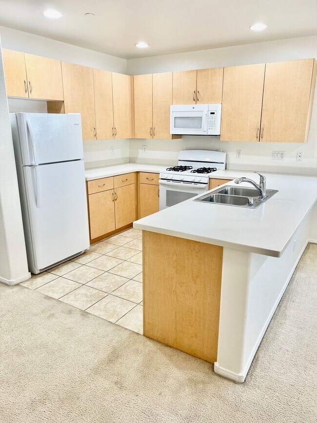 Building Photo - 3bd 3bth Gated