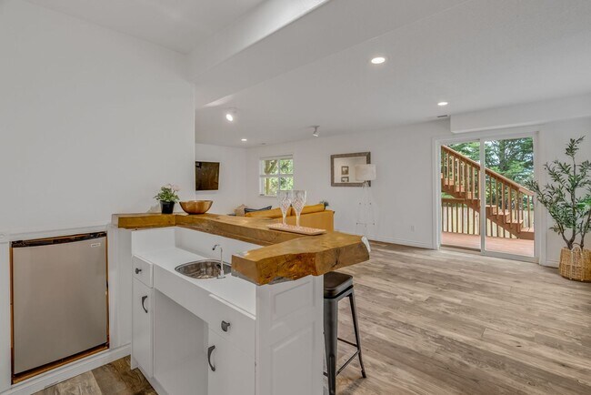 Building Photo - Stunning, spacious 4-bdrm/4-bath in Tigard. Fireplace, massive decks, next to nature