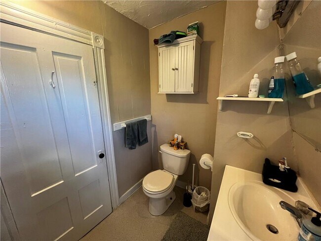 Building Photo - 235 Spring St