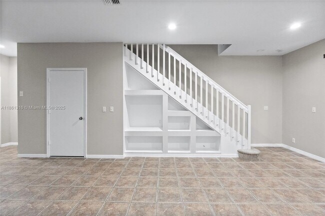 Building Photo - 2082 Madeira Dr