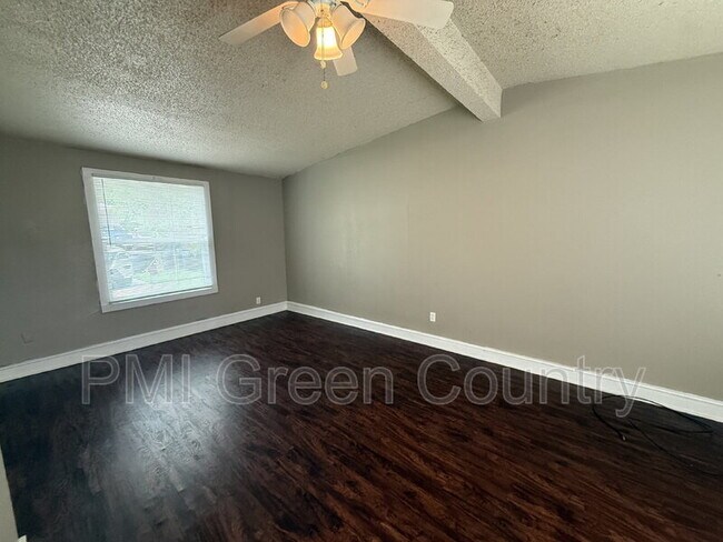 Building Photo - 5513 N Johnstown Ave