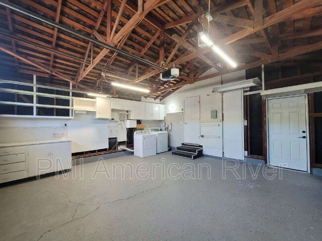 Building Photo - 2462 Town Cir