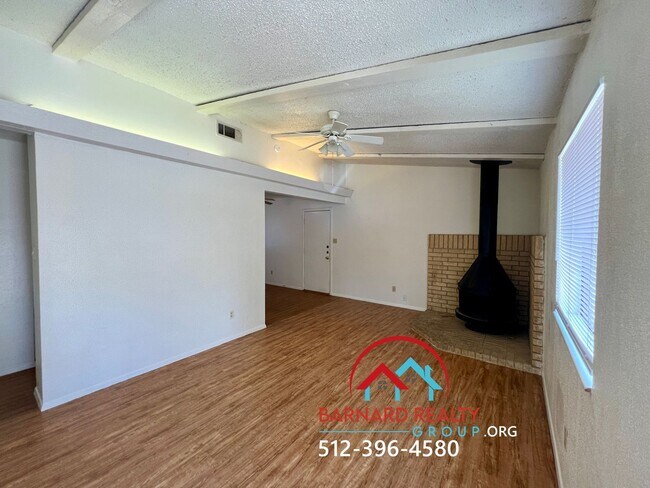 Building Photo - Available Now: 2 bed/1 bath duplex with fenced yard available now!