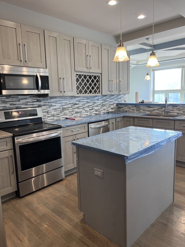 Building Photo - 1208 E 64th St