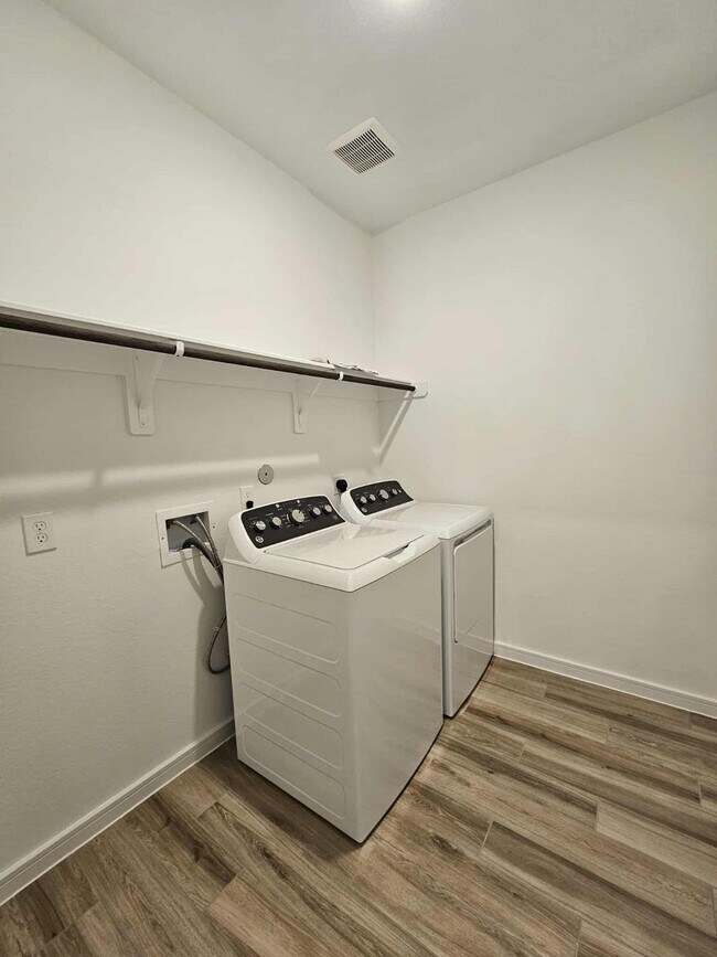 Building Photo - 8411 Bay Rdg Cir