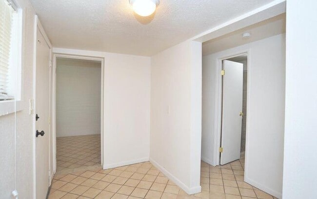 Building Photo - Cntrally Located 4 bedroom home