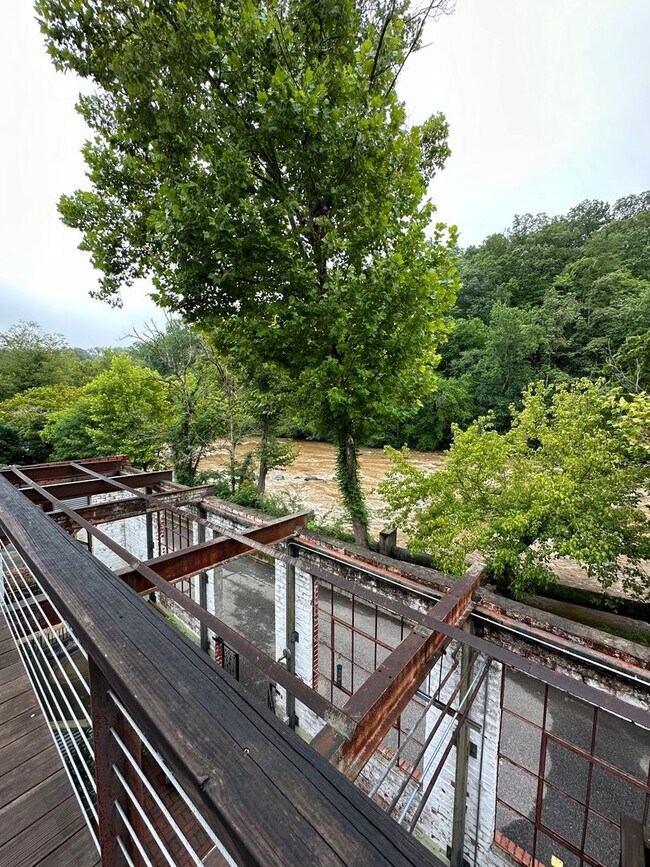 Building Photo - 1 bedroom condo on the river