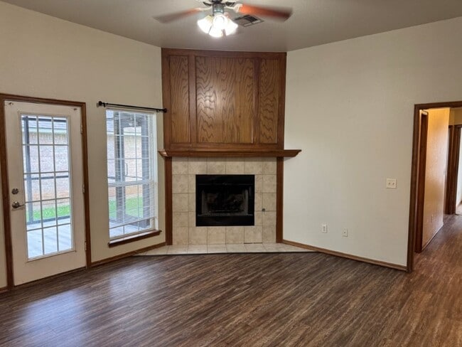 Building Photo - 3 bed in Moore schools new paint, ready fo...