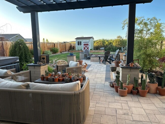 Building Photo - Gorgeous 3 bed / 3 bath home with upgrades...