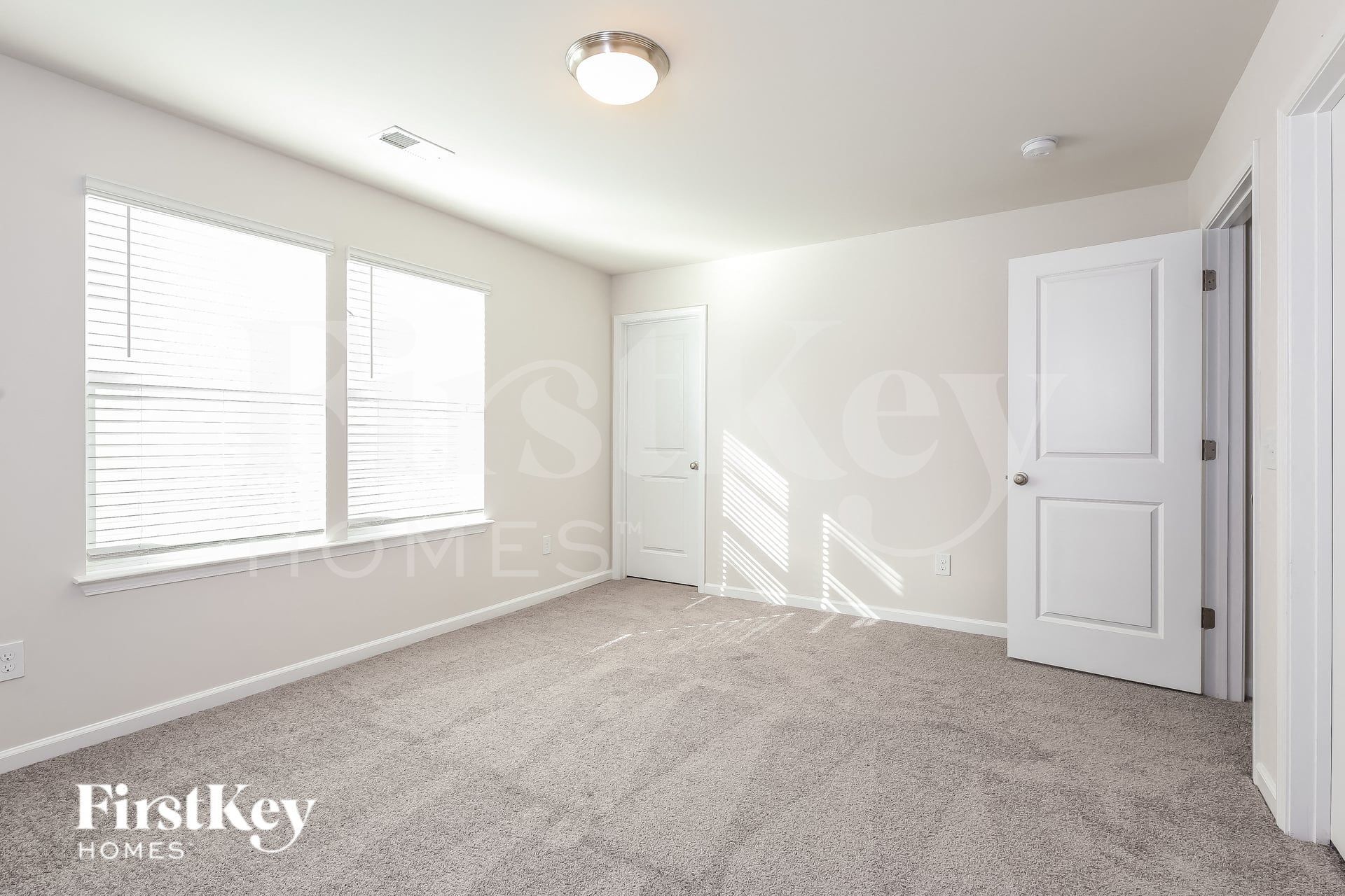 Building Photo - 566 Hillpark Ln