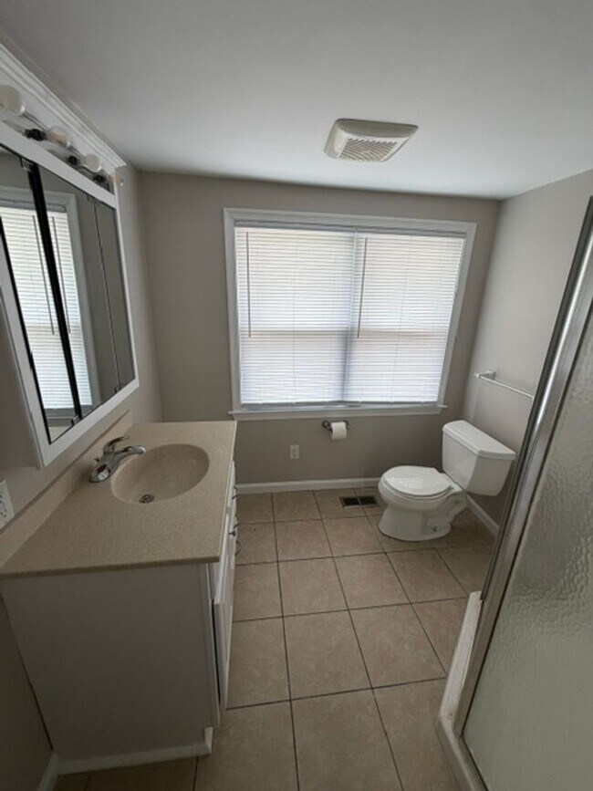 Building Photo - 167 Brockwell Ave