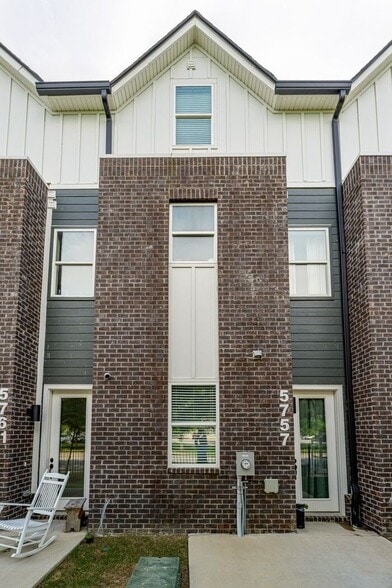 Building Photo - 5757 Sofias Cir
