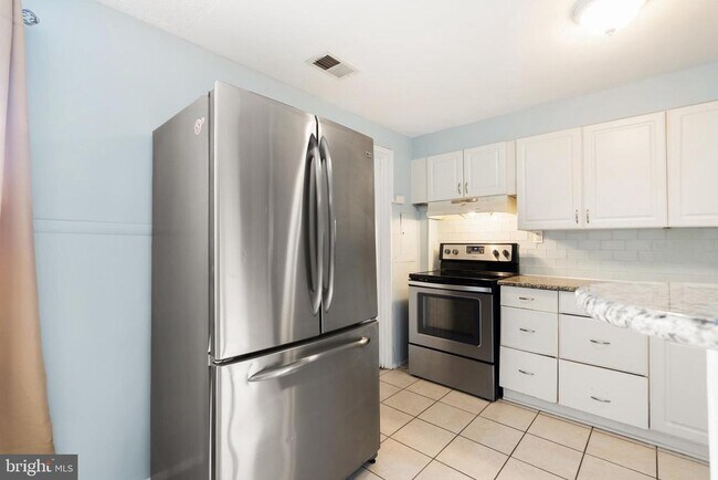 Building Photo - 7633 Allendale Dr