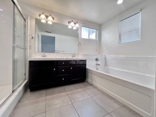 Building Photo - 2560 Daisy Dr