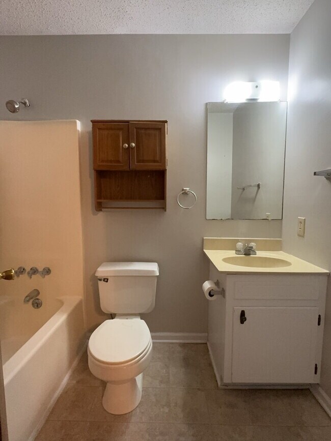 Building Photo - 233 Easy St