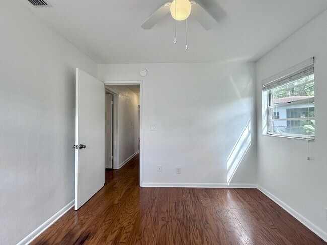 Building Photo - 1502 W Country Club Dr