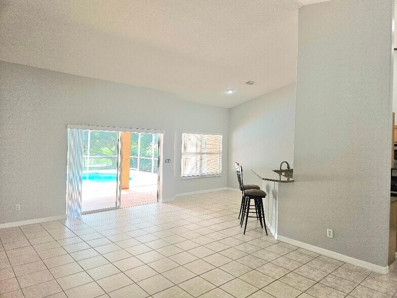 Living Area - 911 Wood Creek Dr