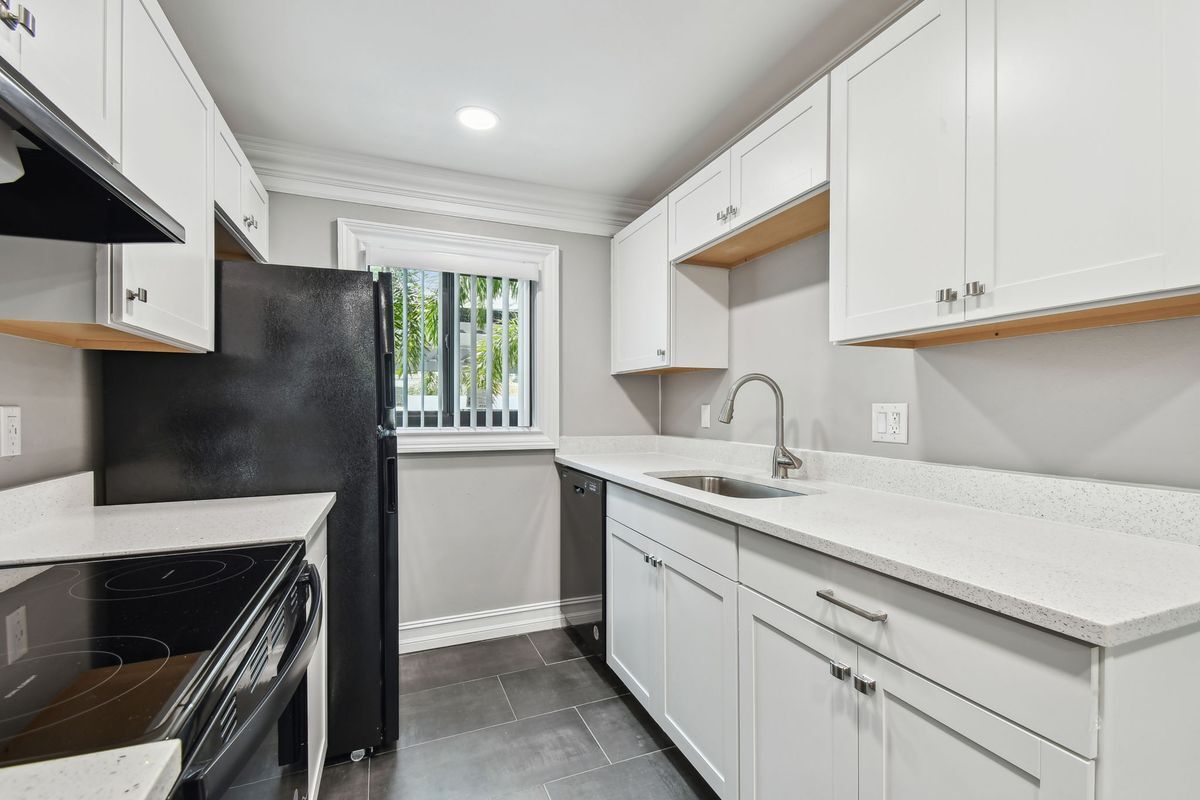 Building Photo - 2942 W Bay Dr