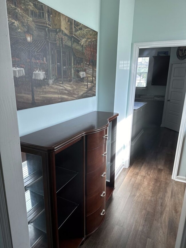 Building Photo - Move in Special  $500.00 off first and sec...