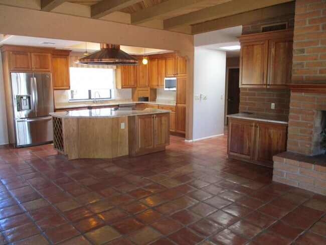 Building Photo - 4 bedroom 2.5 Bath