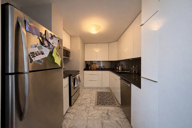 Building Photo - 5320 N Sheridan Rd