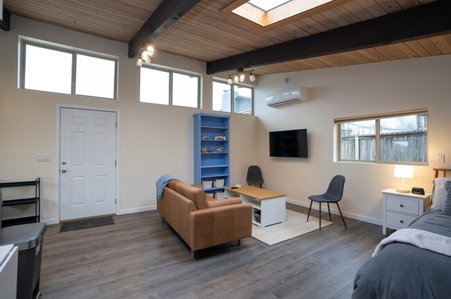 Building Photo - Fully Furnished Bungalow with Studio Living and Scenic Views in Tacoma!