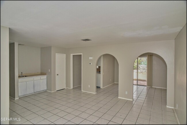Building Photo - 10415 Ashwood Dr