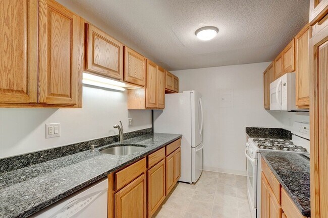 Building Photo - 7 Greenbriar Dr