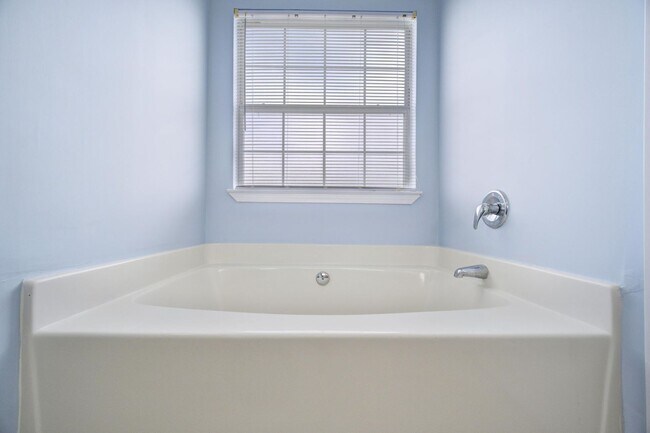 Building Photo - 3 Bedroom with a Fabulous Florida Room in Crestview!