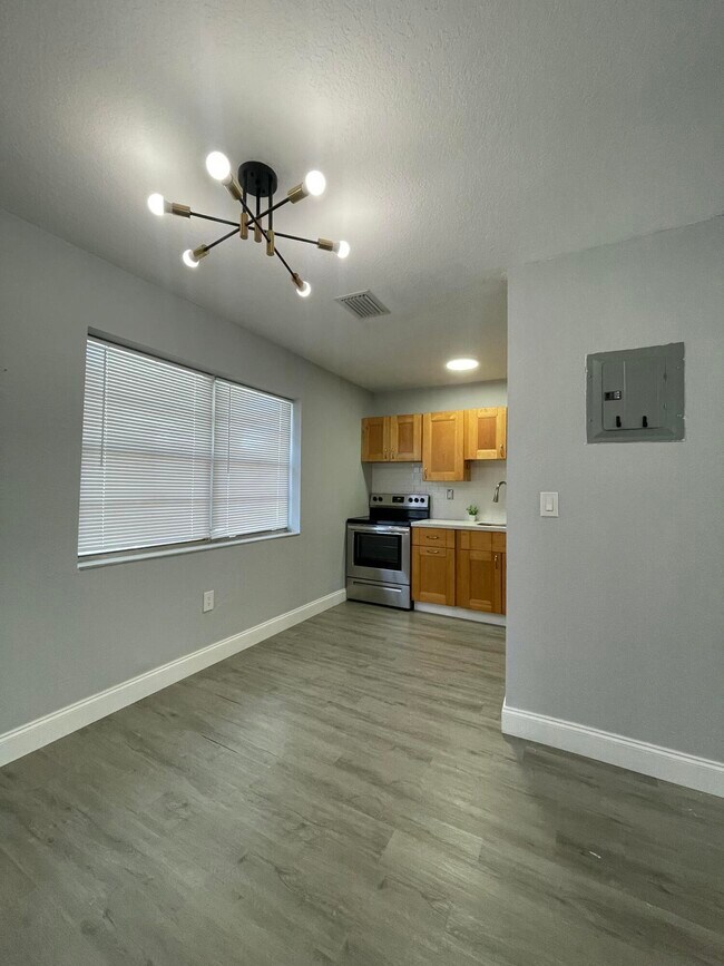 Building Photo - 110 SE 7th St