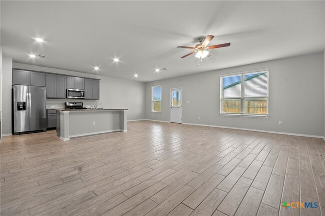 Building Photo - 271 Kinsley Wy