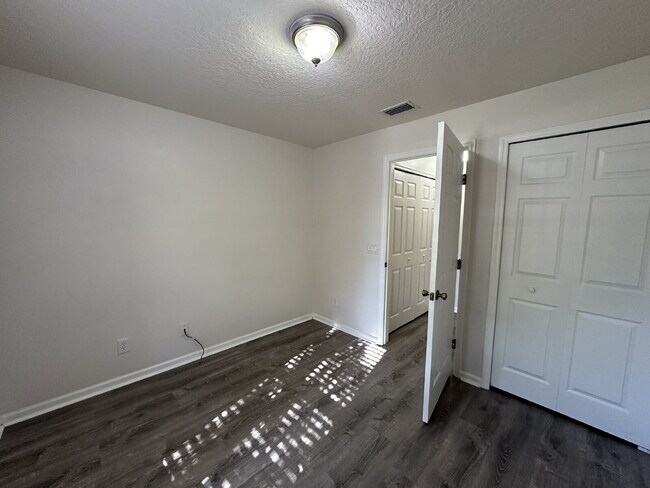 Building Photo - Beautiful Townhome
