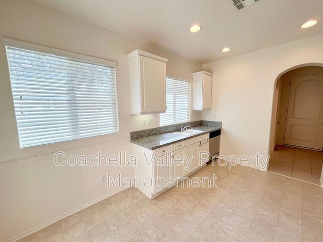 Building Photo - 532 Calle Vibrante