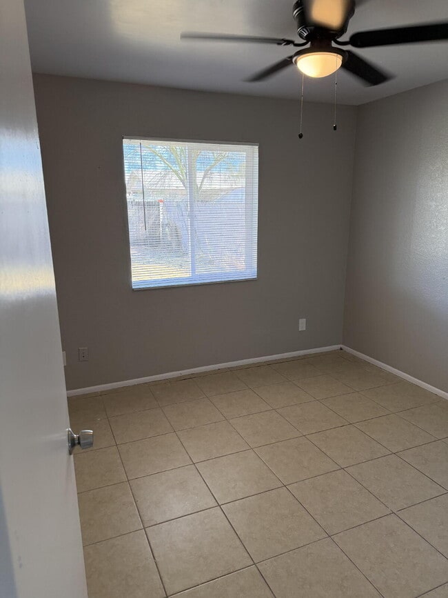 Building Photo - MOVE-IN READY 2 BED WITH NEW KITCHEN & CARPORT