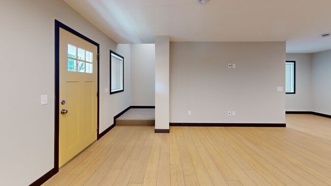 Building Photo - 6 bed 2 bath top unit !