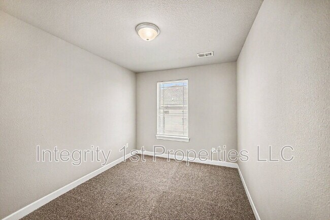 Building Photo - 10510 Clubhouse Dr