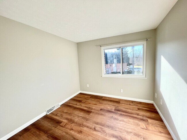 Building Photo - 3 Bed-1.5 Bath Condo In Avon Lake